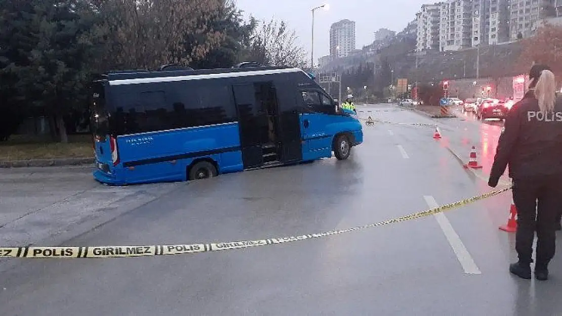 Faciaya ramak kaldı, içi dolu dolmuş çöken yolun içine düştü