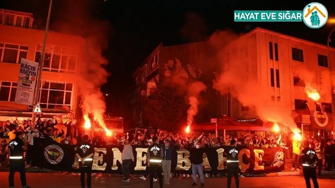 Fenerbahçeli futbolcular galibiyeti taraftarıyla kutladı