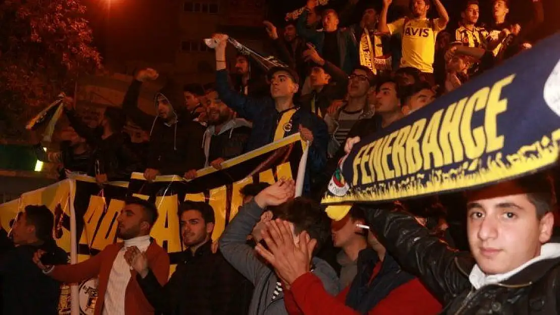 Fenerbahçeli taraftarlardan galibiyet coşkusu