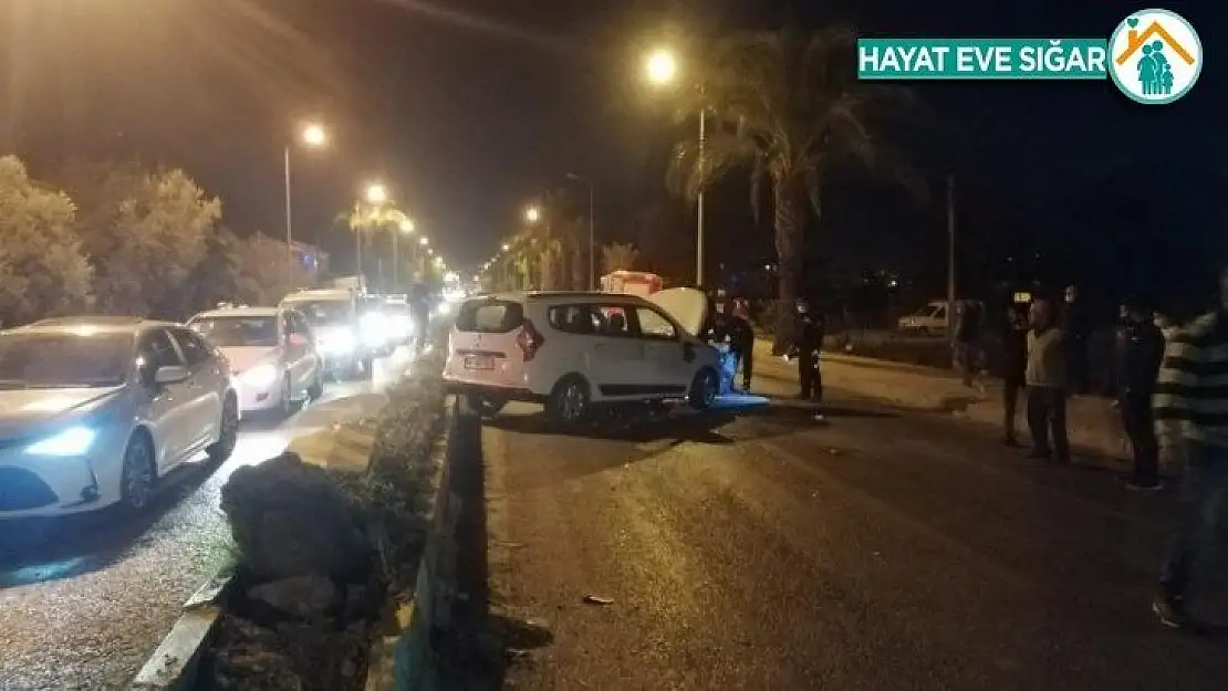 Fethiye'de refüje çarpan otomobildeki 4 kişi yaralandı