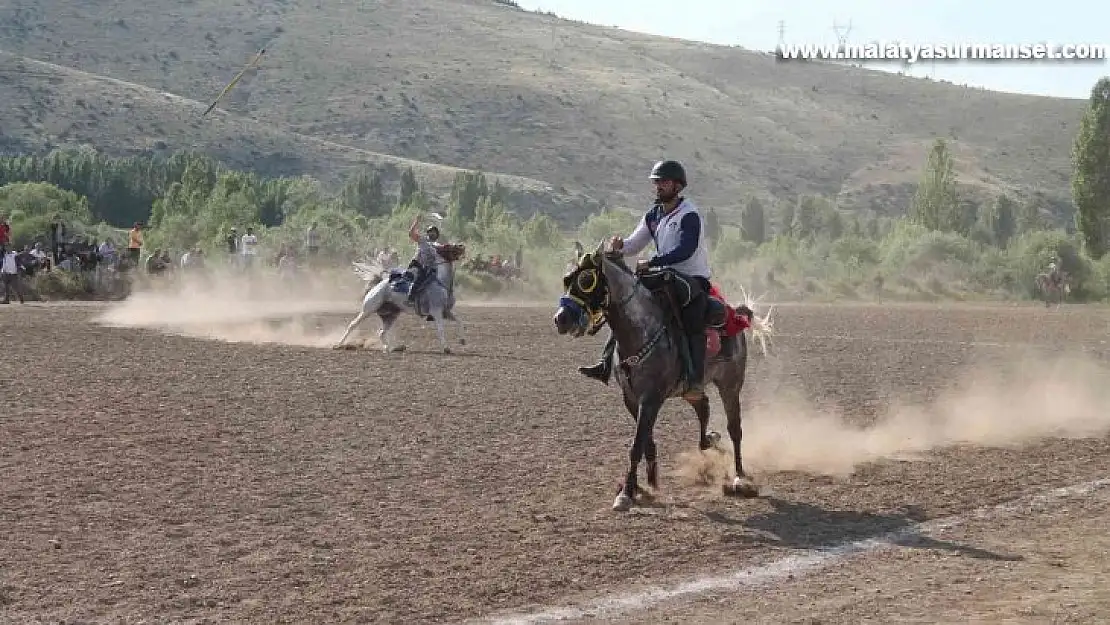 Final maçında atı şahlanan sporcu attan düştü yürekler ağıza geldi