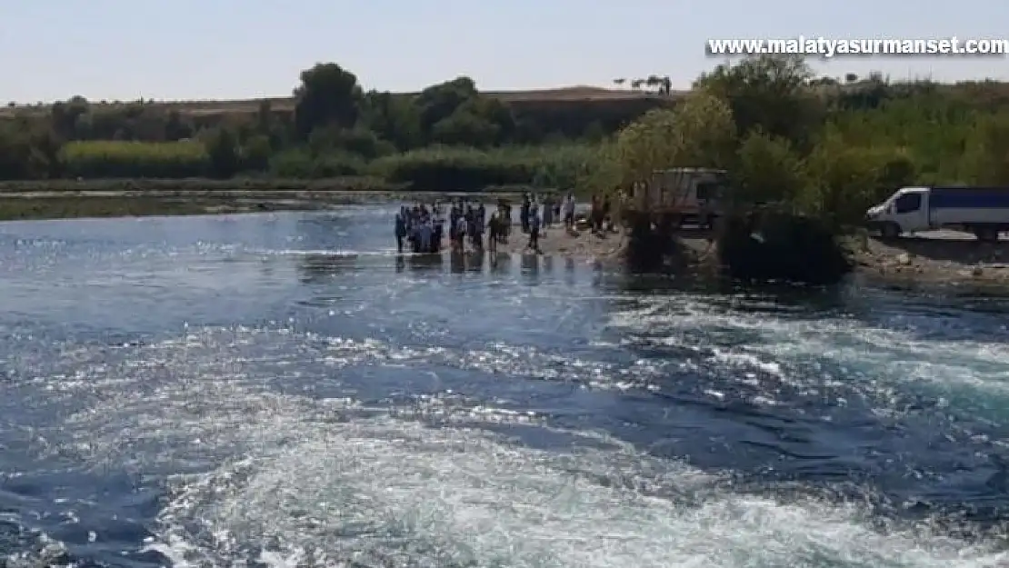 Fırat Nehrine giren 5 kişiden biri boğulurken 4 kişi son anda kurtarıldı