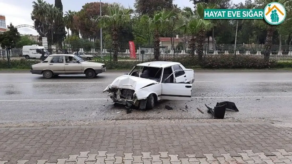Forklifte çarpan otomobil hurdaya döndü: 2 yaralı