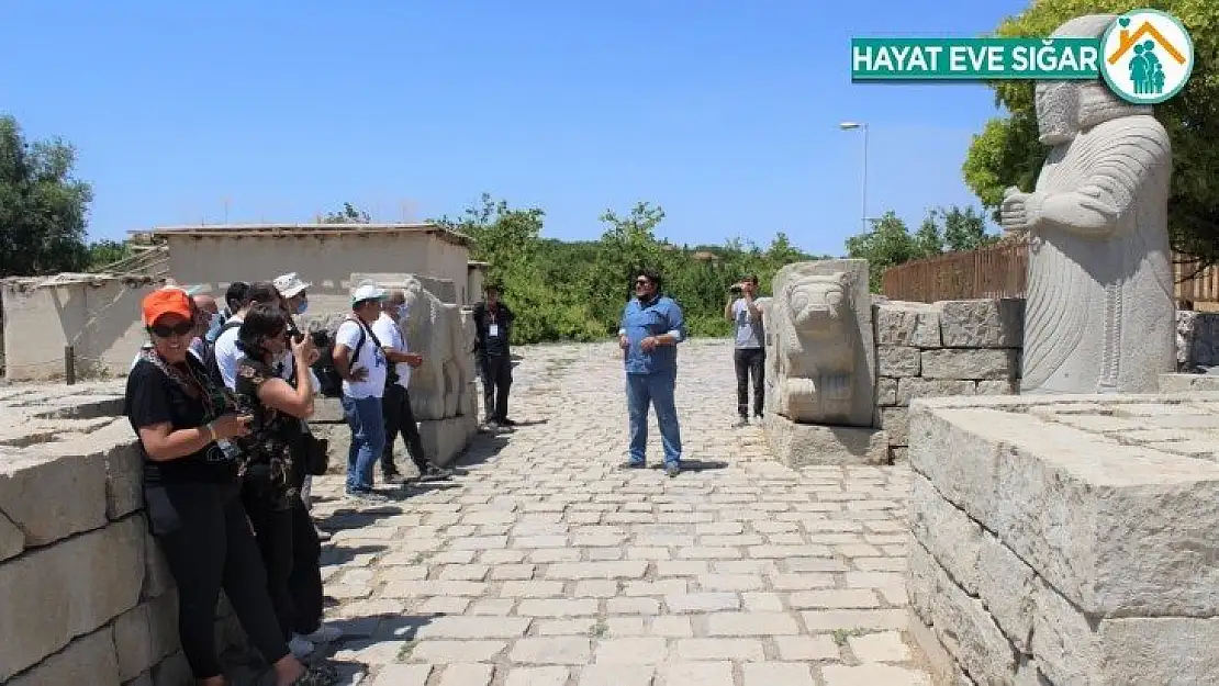 Fotoğraf severler, Battalgazi'deki tarihi mekanları gezdi