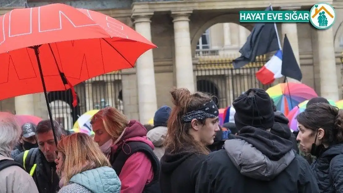 Fransa'da protesto için toplanan göçmenlere Sarı Yelekliler'den destek