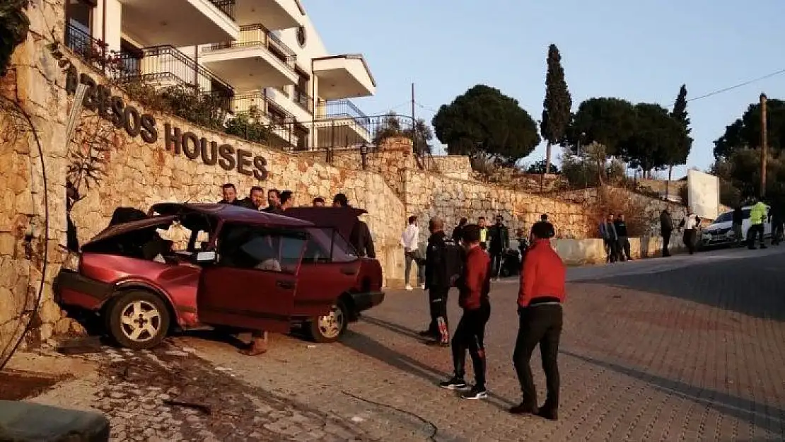 Freni boşalan otomobil duvara çarptı 1 ölü  1 yaralı