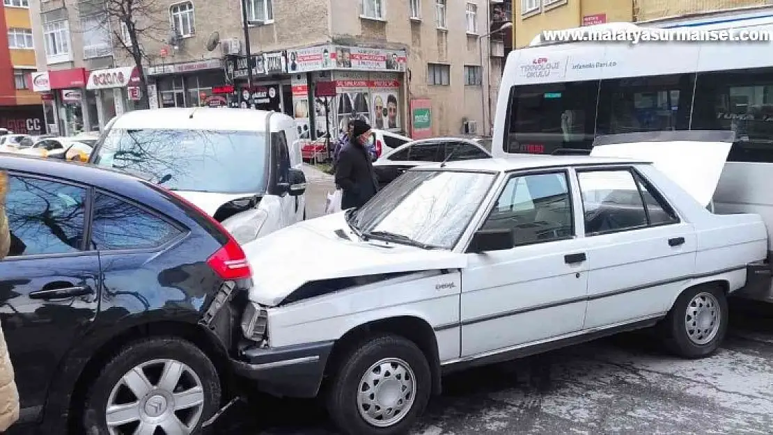 Freni boşalan otomobil park halindeki araçlara çarptı, 1 çocuk ezilmekten kurtuldu