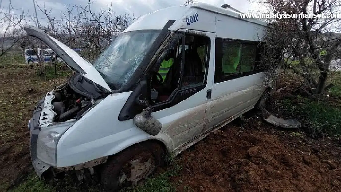 Freni tutmayan okul servisi tarlaya girdi: 5 öğrenci yaralı