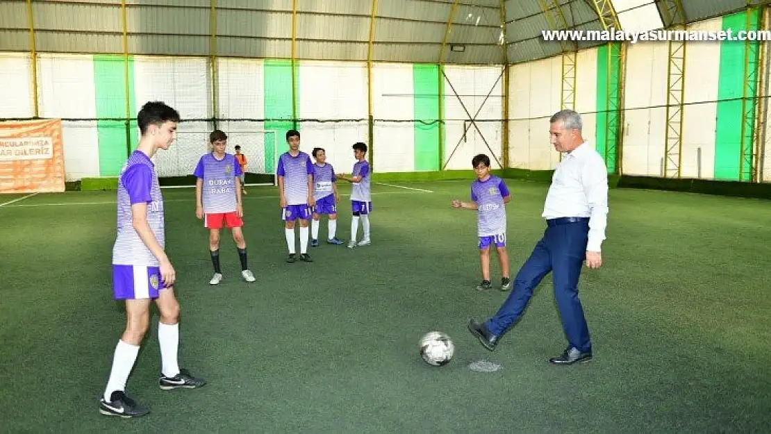 Futbol turnuvasının başlama vuruşunu Başkan Çınar yaptı