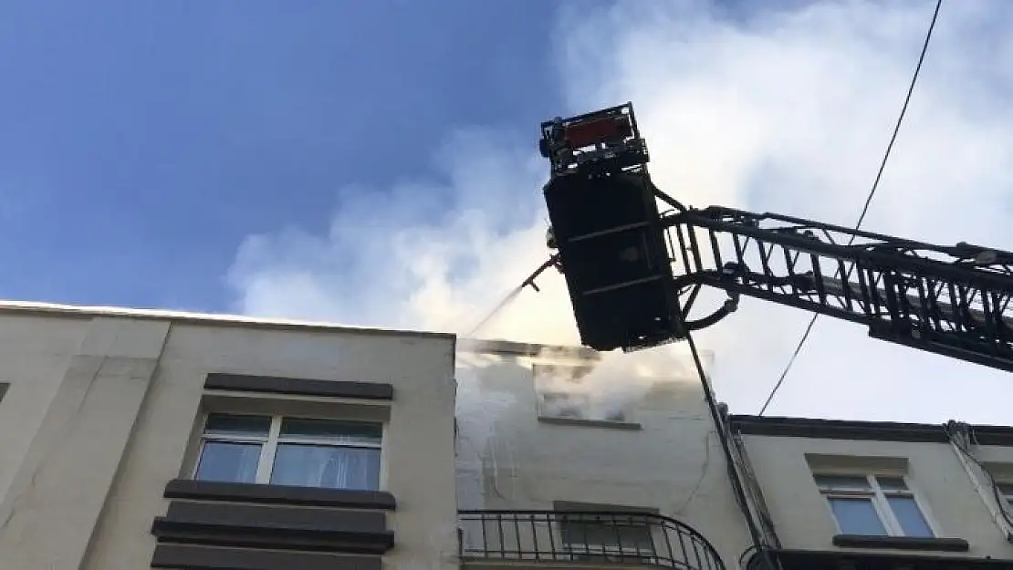 Galata'da korku dolu anlar, patlayan cam aşağıya uçtu