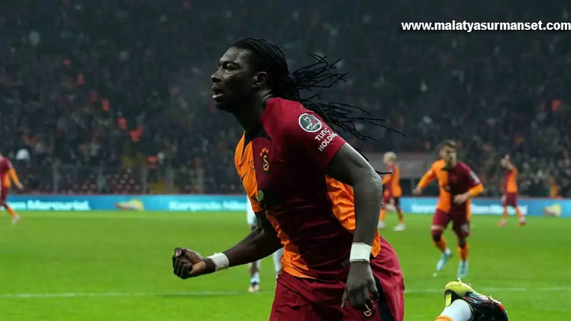 Galatasaray'da Gomis sorunu tatlıya bağlandı