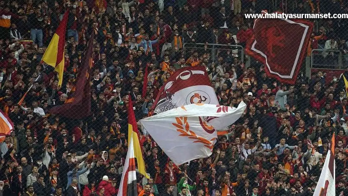 Galatasaray taraftarından yönetime protesto