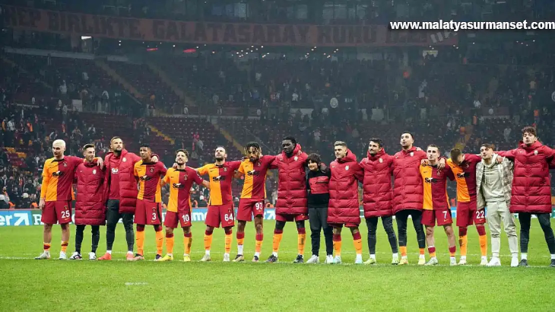 Galatasaraylı futbolcular liderliği taraftarla kutladı