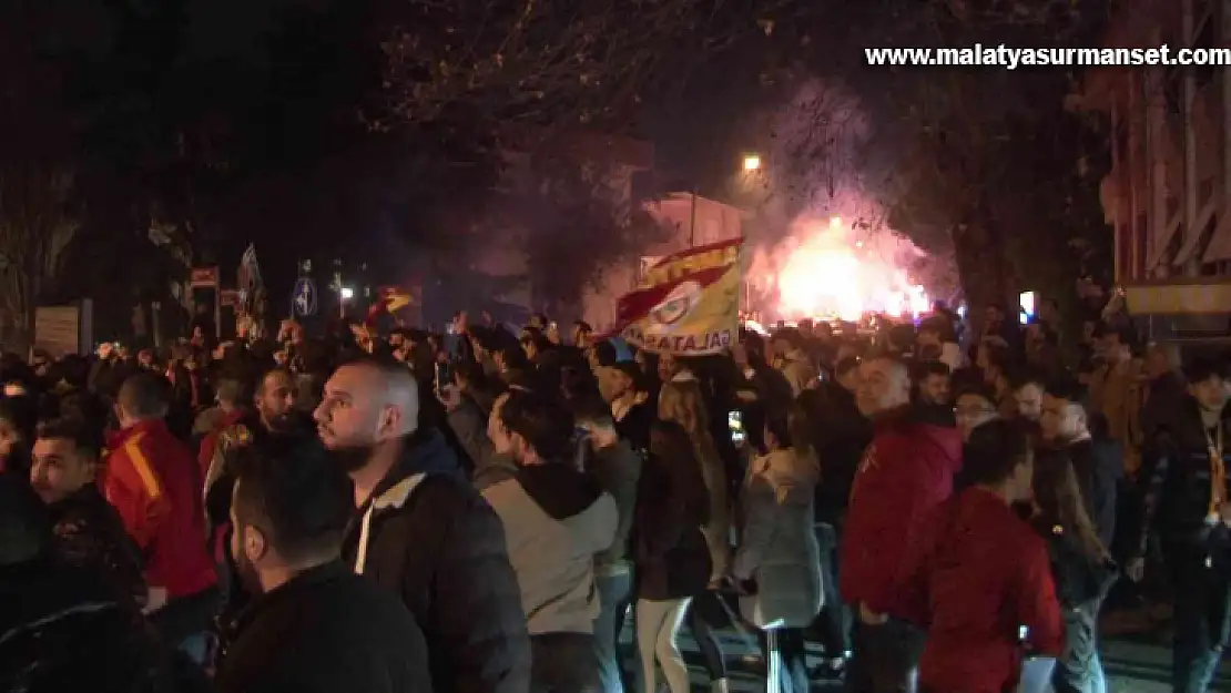 Galatasaraylı taraftarlar, takımlarını coşkuyla karşıladı