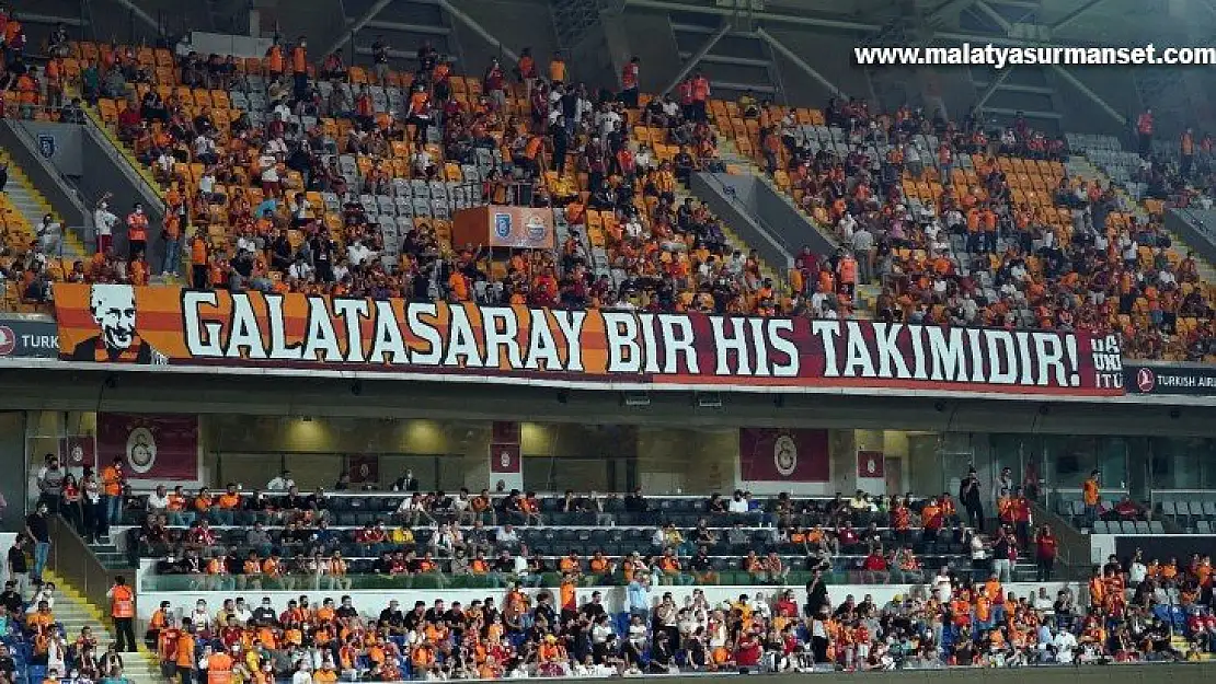 Galatasaraylı taraftarlar tribünlerde