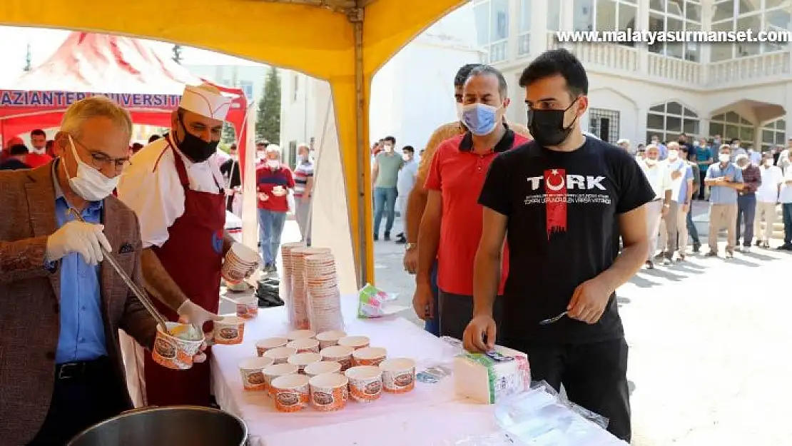 GAÜN'de cuma namazı sonrası aşure dağıtıldı