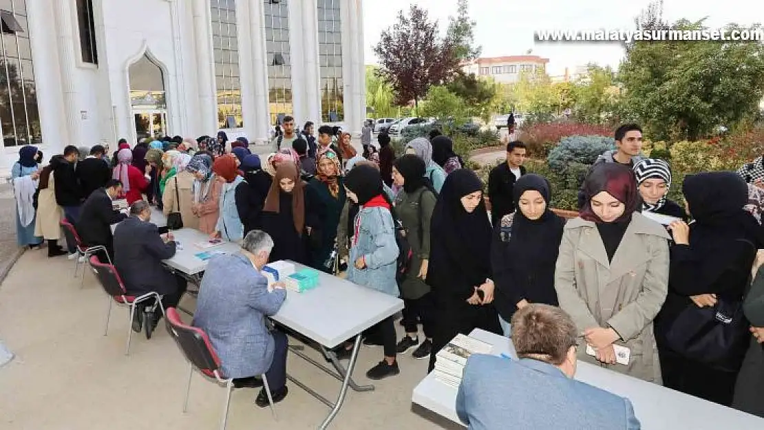 GAÜN'de kitap imza şöleni