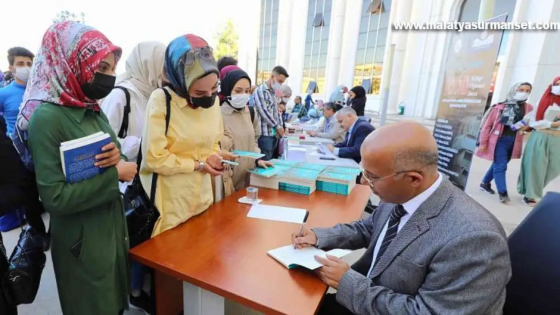 GAÜN İlahiyat Fakültesi'nden imza şöleni