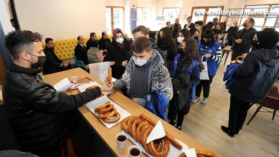 GAÜN öğrencilerine ücretsiz çay simit