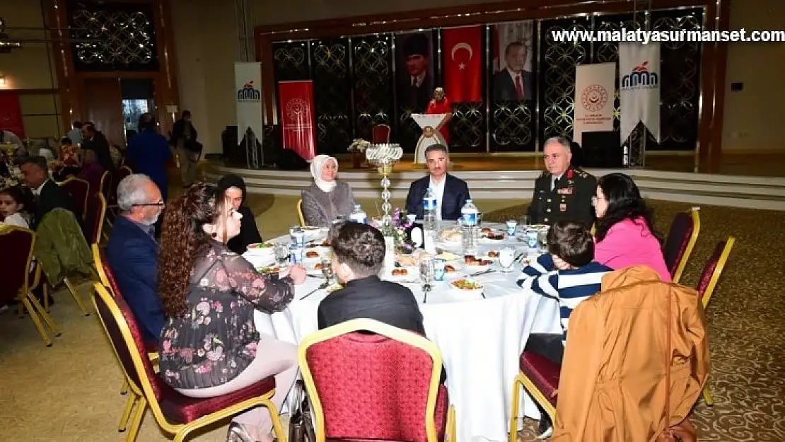 Gazi ve şehit aileleri iftar yemeğinde bir araya geldi