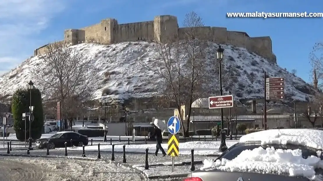 Gaziantep güne beyaz örtüyle uyandı