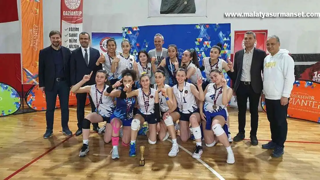 Gaziantep Kolej Vakfı'nın sultanları voleybolda namağlup şampiyon