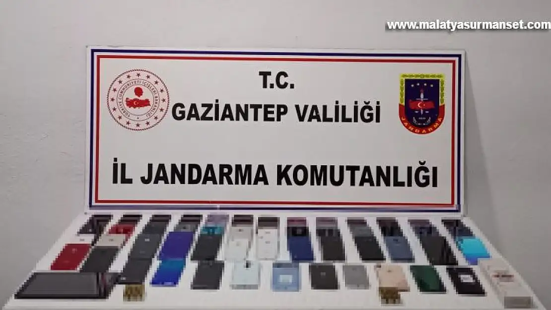 Gaziantep'te 194 adet kaçak cep telefonu ile 115 litre kaçak alkol ele geçirildi