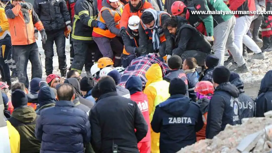 Gaziantep'te 34 saat sonra enkaz altından 2 kız kardeş sağ çıkarıldı