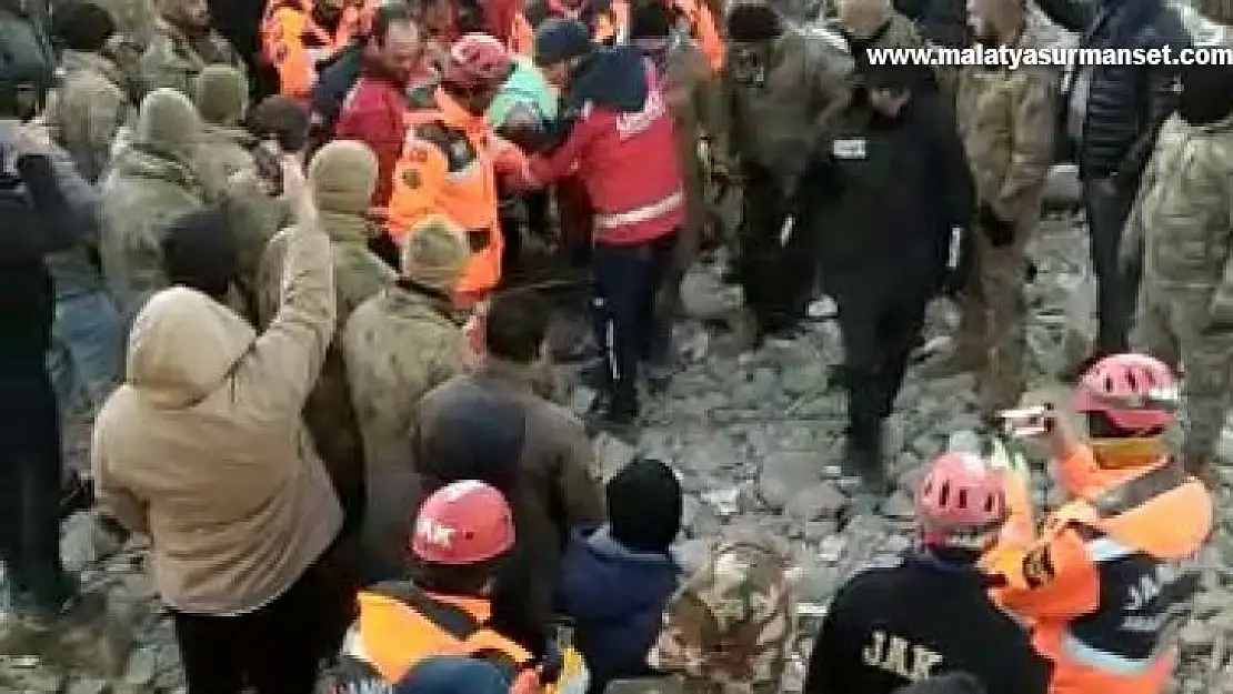 Gaziantep'te bir kadın depremden 99 saat sonra enkazdan sağ olarak çıkartıldı