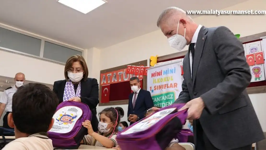 Gaziantep'te birinci sınıf öğrencilerine çanta ve kırtasiye dağıtıldı