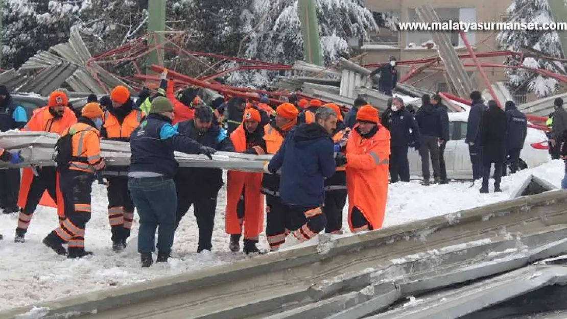 Gaziantep'te çöken pazar yeri çatısının enkazı kaldırılıyor