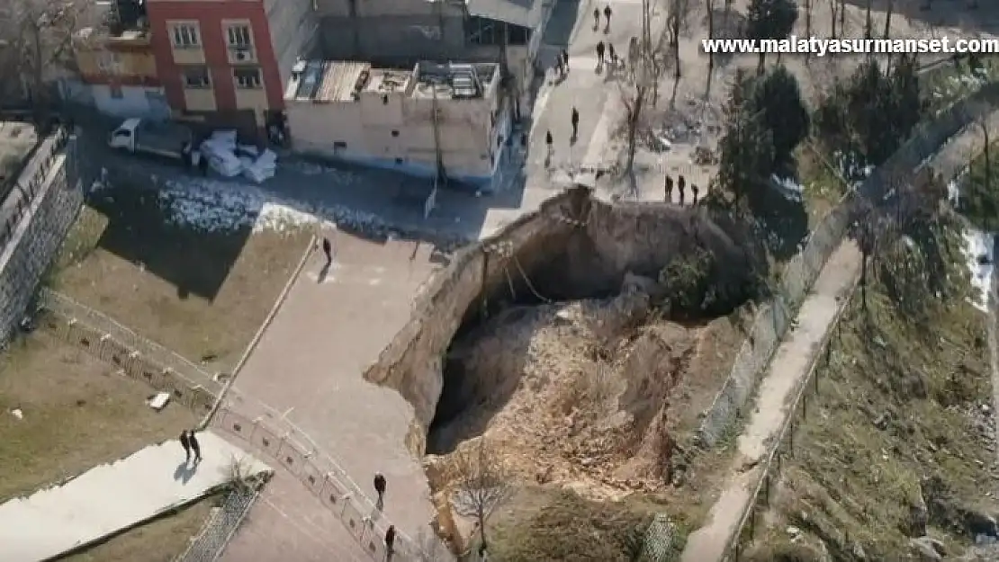 Gaziantep'te deprem sonrası dev obruk oluştu