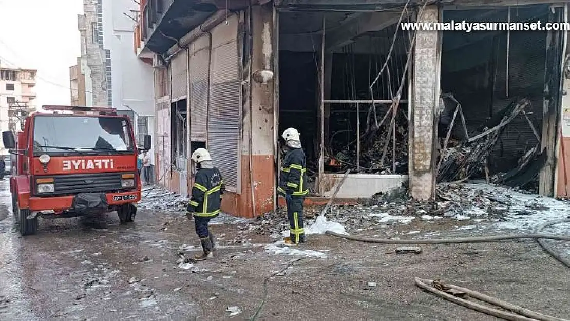 Gaziantep'te ecza deposunda korkutan yangın