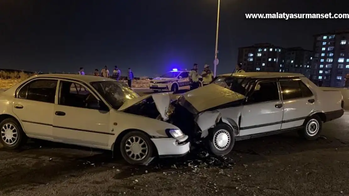 Gaziantep'te iki araç kafa kafaya çarpıştı: 2'si ağır 10 yaralı