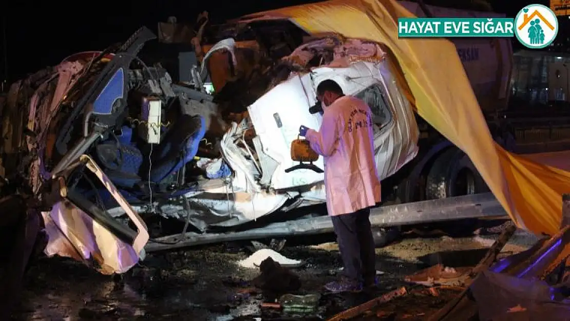 Gaziantep'te kamyon yön levhasına çarptı:1 ölü