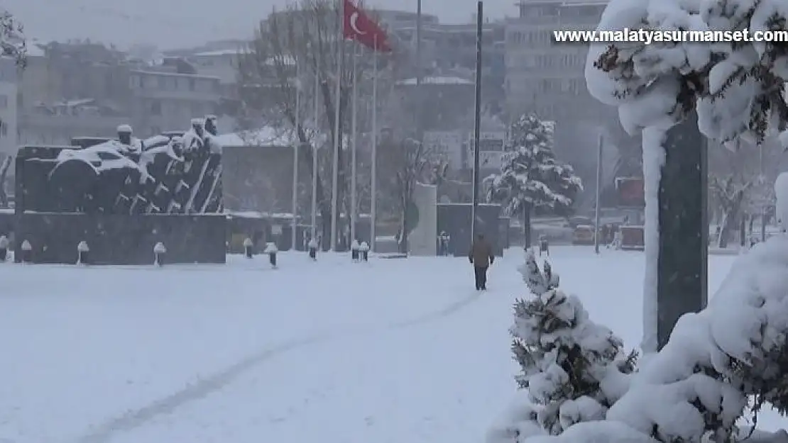 Gaziantep'te kar yağışı etkili oluyor