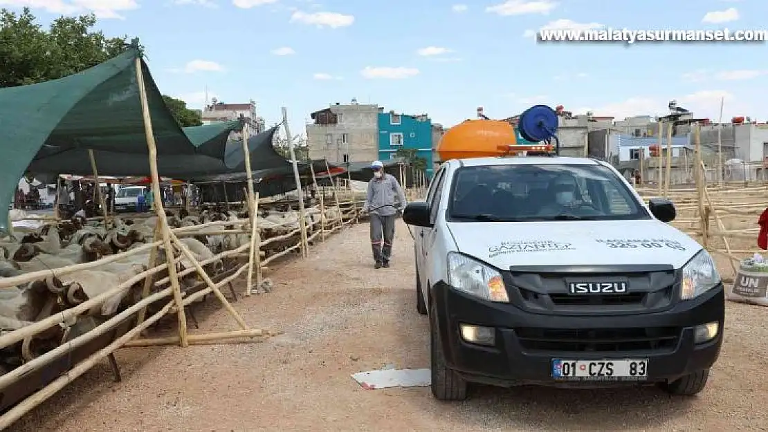 Gaziantep'te kurban satış ve kesim yerleri ilaçlanıyor