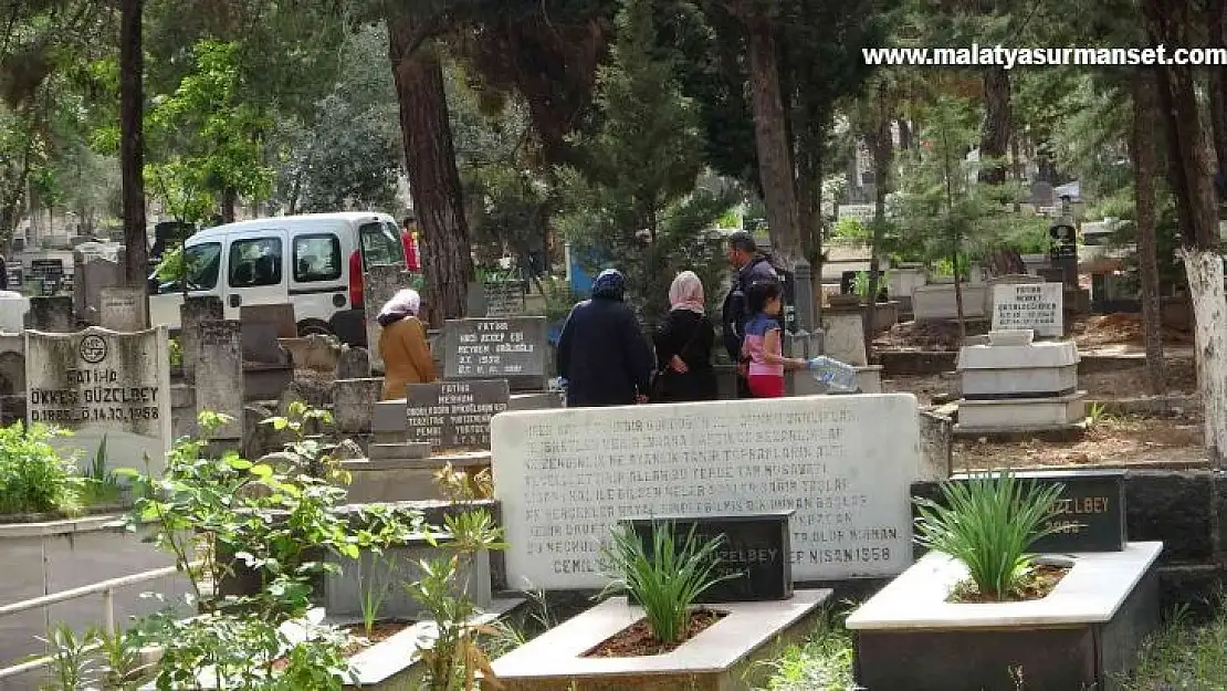 Gaziantep'te mezarlıklarda bayram yoğunluğu