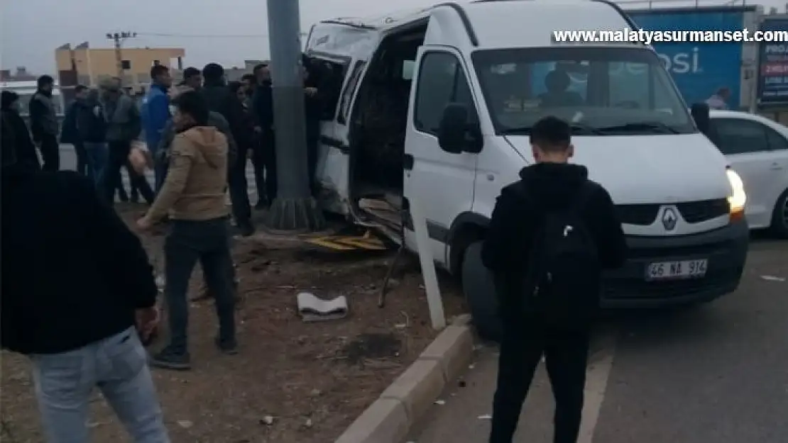 Gaziantep'te öğrenci minibüsü ile otomobil çarpıştı: 19 yaralı
