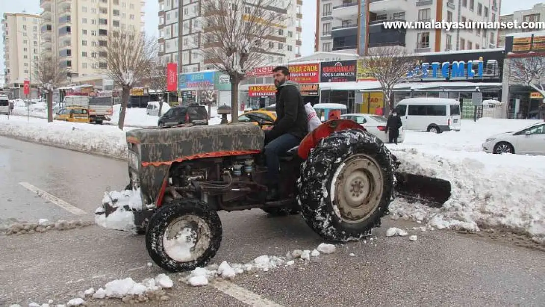 Gaziantep'te vatandaş traktörüyle karları temizledi