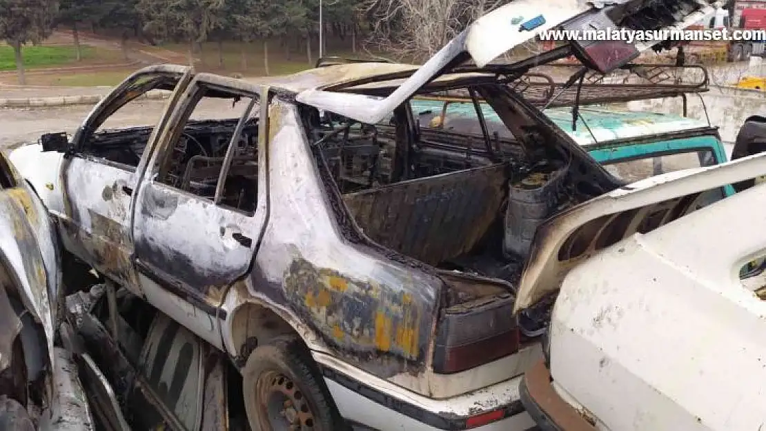 Gaziantep'te yanan otomobilin bagajında ceset bulundu