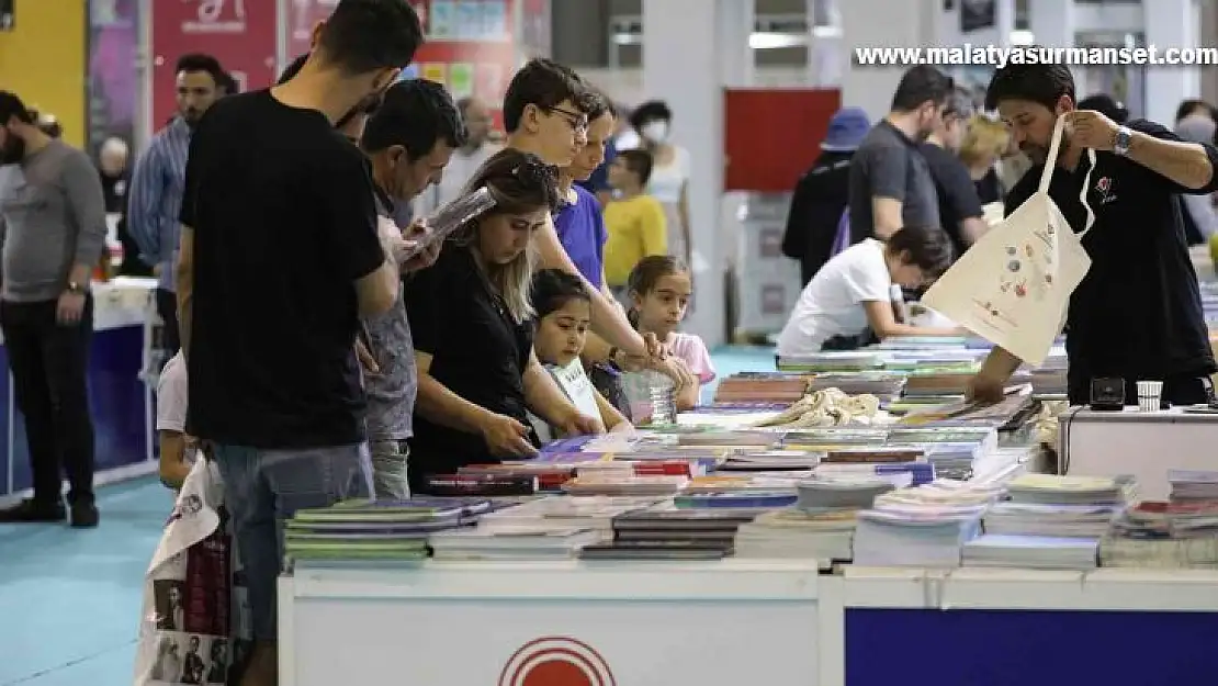 Gaziantep'teki kitap fuarını 2 günde 110 bin kişi ziyaret etti