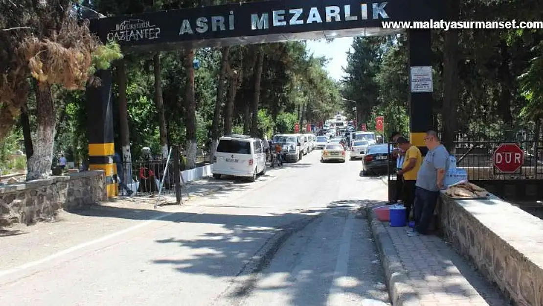 Gaziantep'teki mezarlıklarda arefe günü yoğunluğu