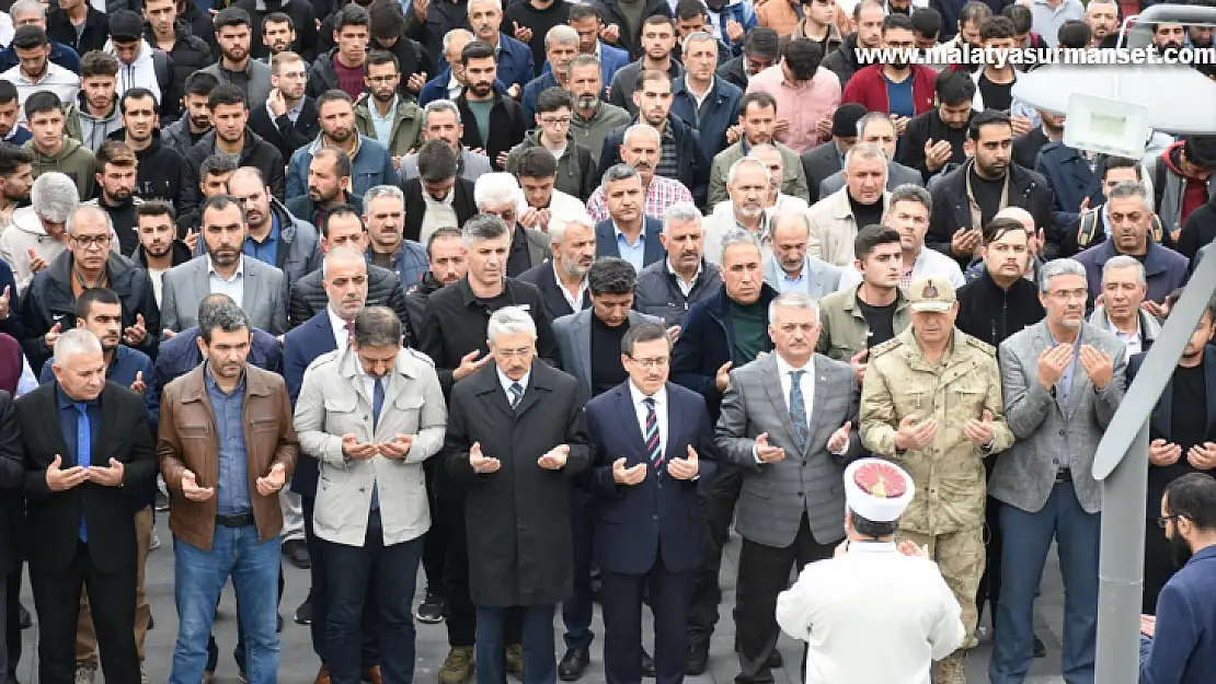 Gazze'de hayatını kaybedenler için gıyabi cenaze namazı kılındı