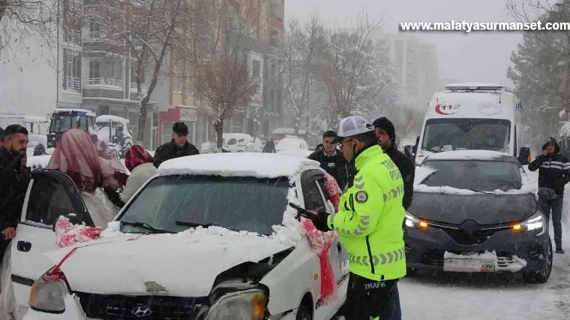 Gelin arabası karlı yolda kaza yaptı: 1 yaralı