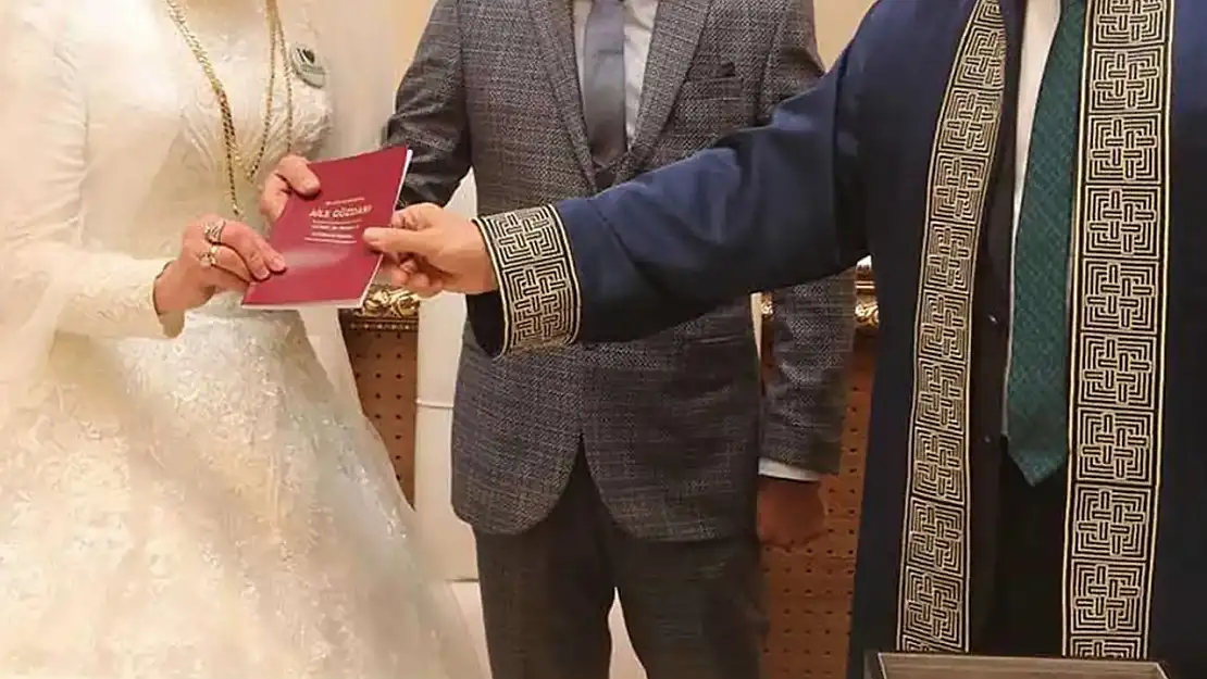 Genç Çiftlere Müjde! Evlilik Kredisi 250 Bin TL'ye Çıkıyor
