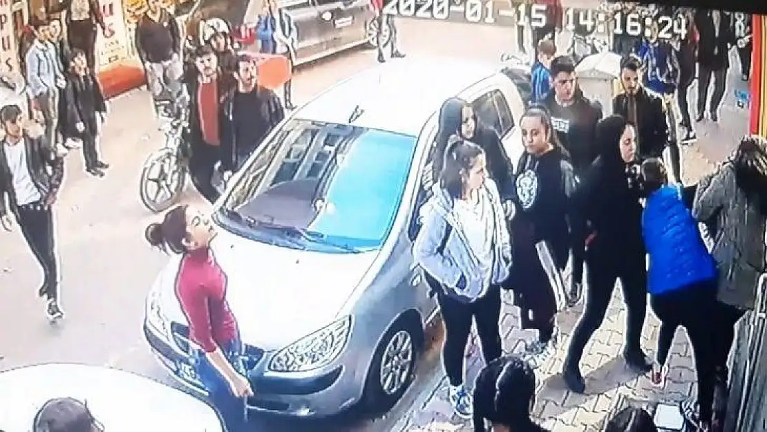 Genç kızı sokak ortasında öldüresiye dövdüler