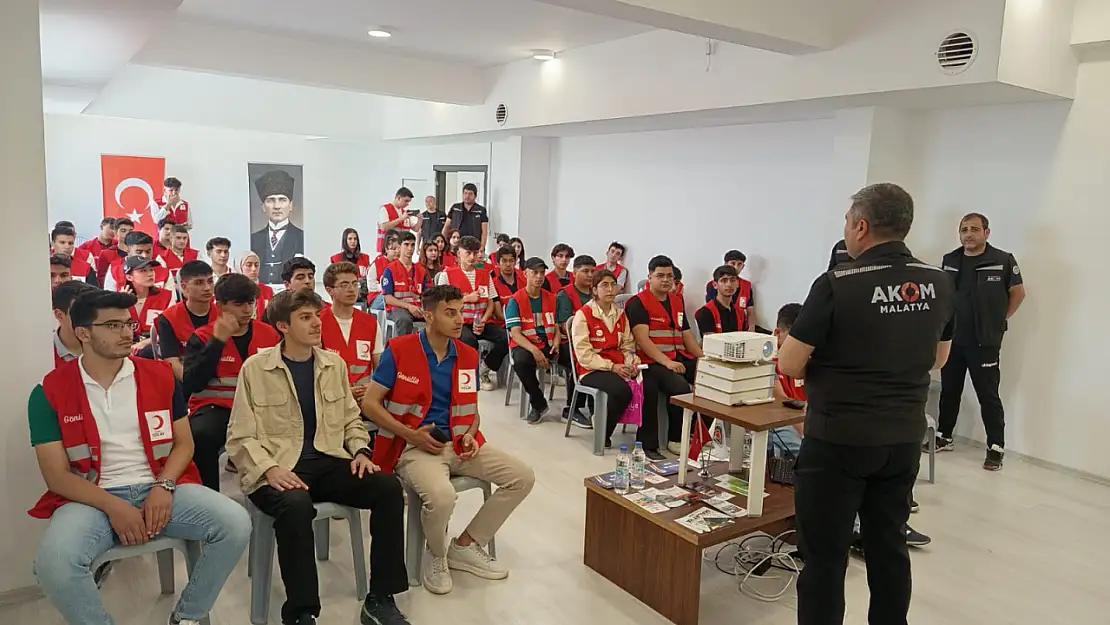 Genç Kızılay'a Büyükşehir Belediyesi'nden Afet ve Yangın Eğitimi
