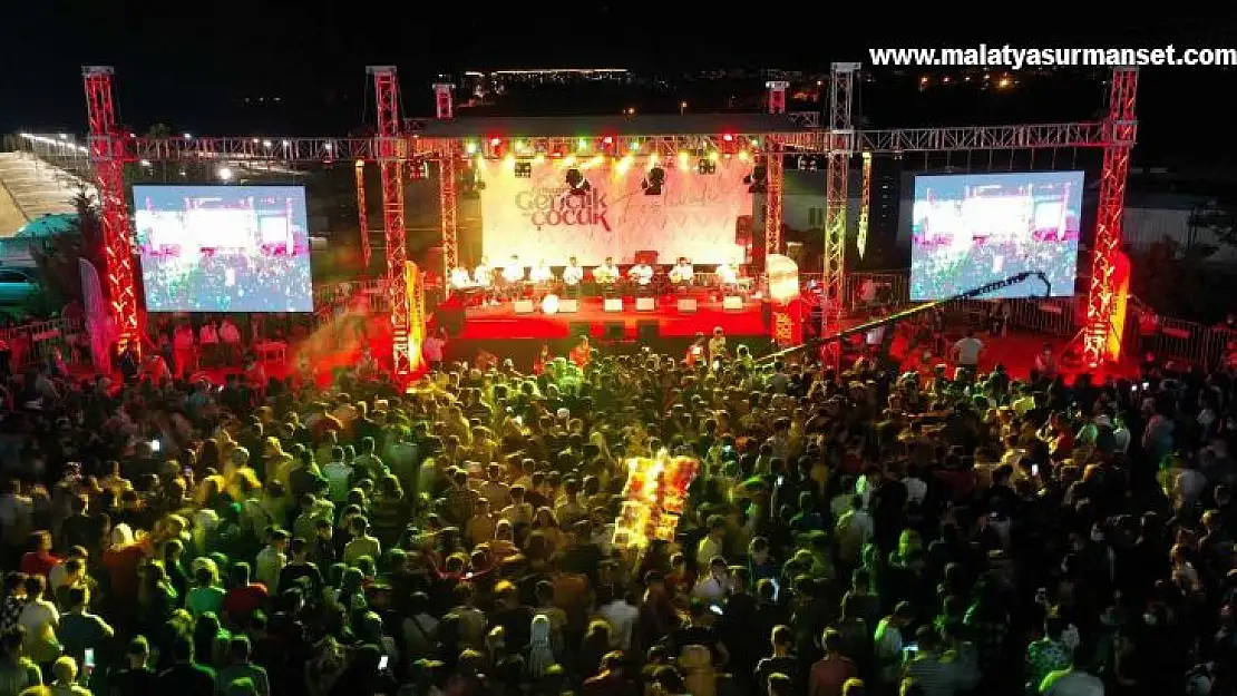 Gençlik ve çocuk festivalinde renkli görüntüler