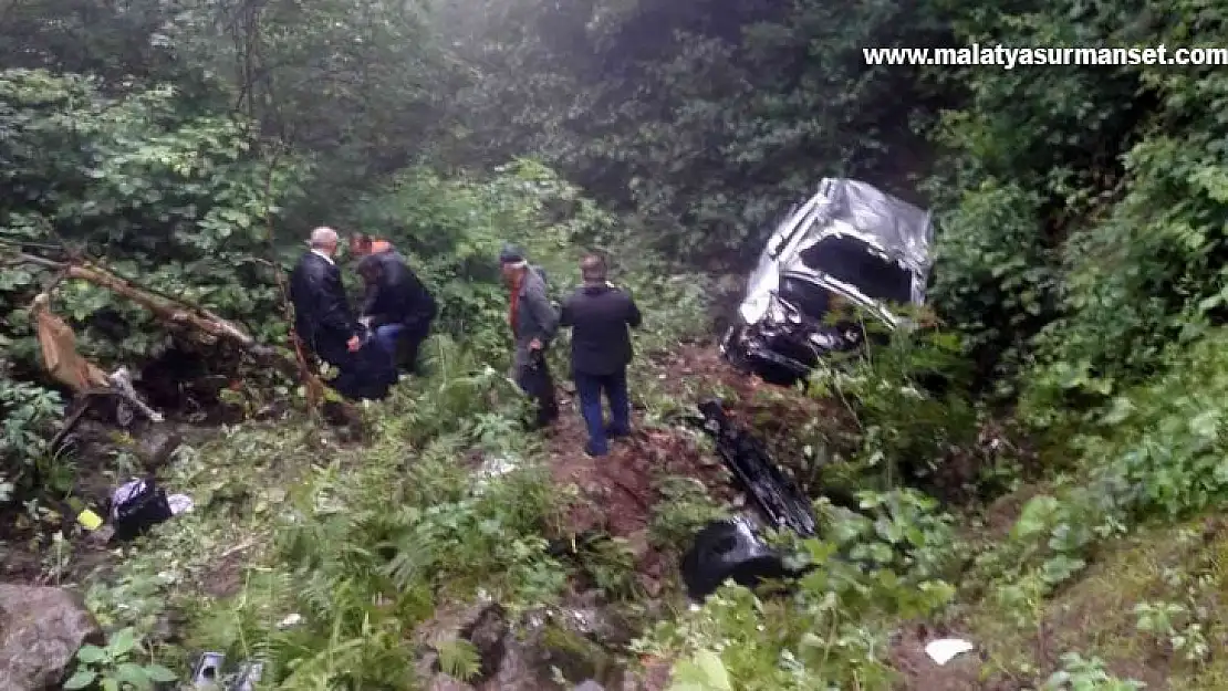 Giresun'da hafif ticari araç dereye uçtu: 7 yaralı